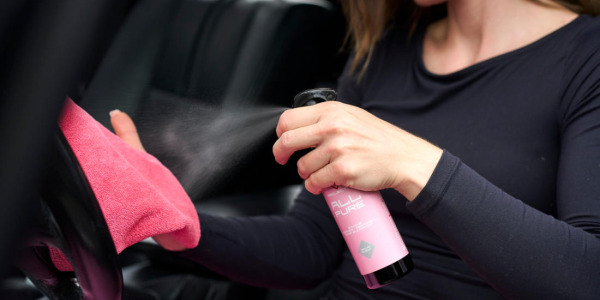 Čím vyčistiť interiér auta? Jednoduchý balíček pre čisté a voňavé auto